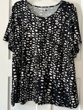 Buckhead Betties Black & White Patterned Tee